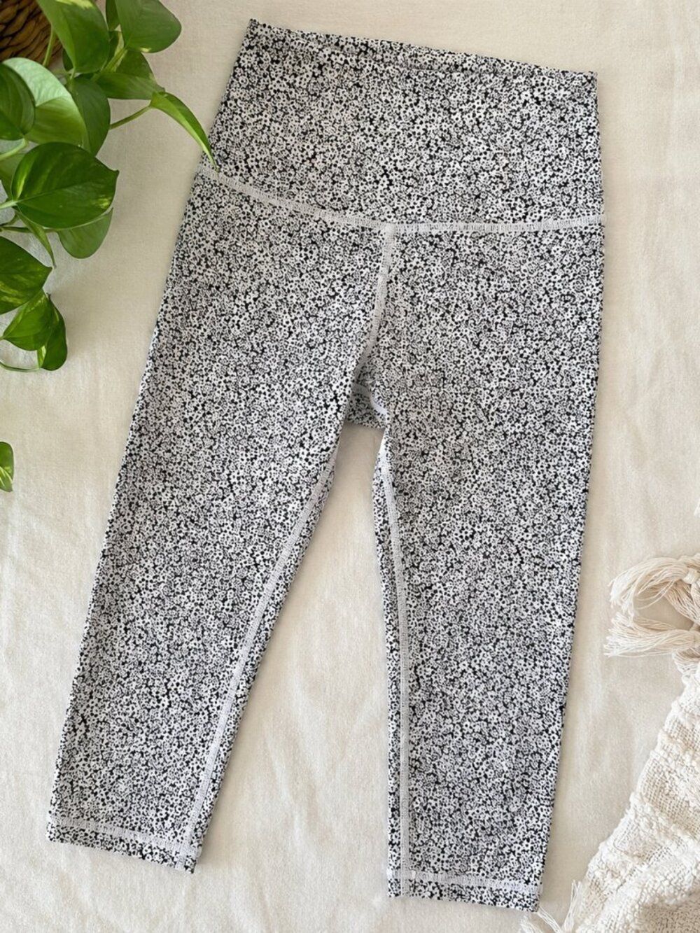Lululemon Wunder Under Hi-Rise Crop Leggings Size 4 Ditsy Daisy